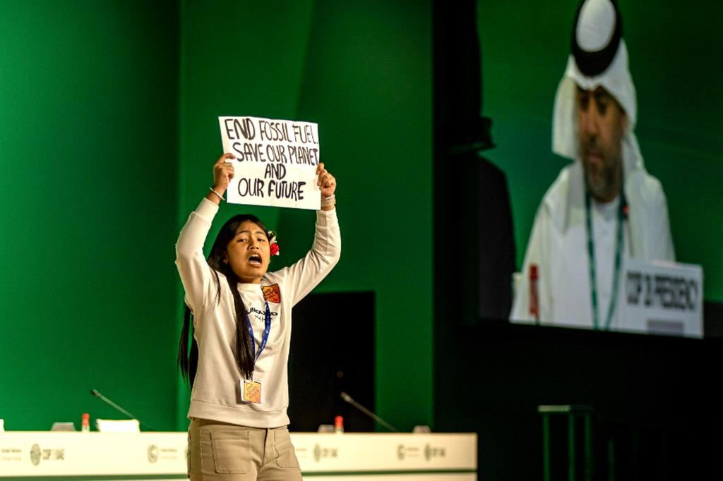 L'attivista per il clima indiana, Licypriya Kangujam, 12 anni, protesta alla Cop28 di Dubai