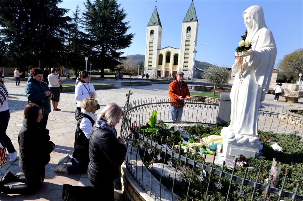 La parrocchia di Medjugorje e la statua della Madonna