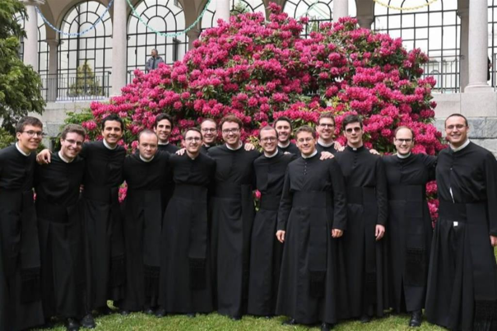 I quindici seminaristi che sabato 10 giugno in Duomo verranno ordinati sacerdoti dall'arcivescovo di Milano, Mario Delpini