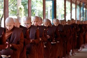 Myanmar, i soldati assaltano un monastero: uccisi 30 civili e 3 monaci