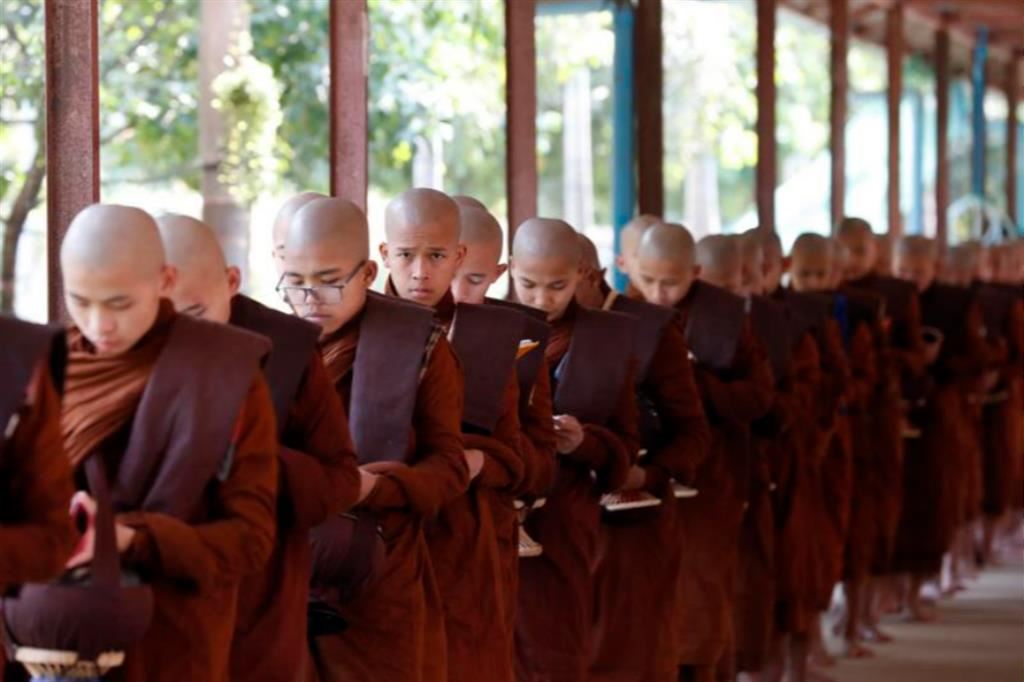 La guerra civile che infuria in Myanmar non risparmia neanche i monasteri buddhisti