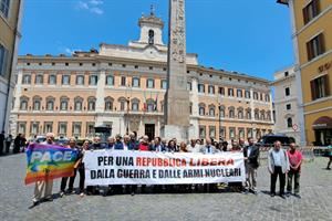 Appello di 32 associazioni: «L'Italia aderisca al bando delle armi nucleari»