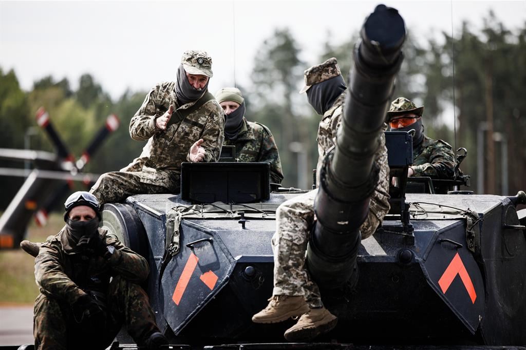 Carristi dell'esercito ucraino durante l'addestramento in Germania con un Leopard 1