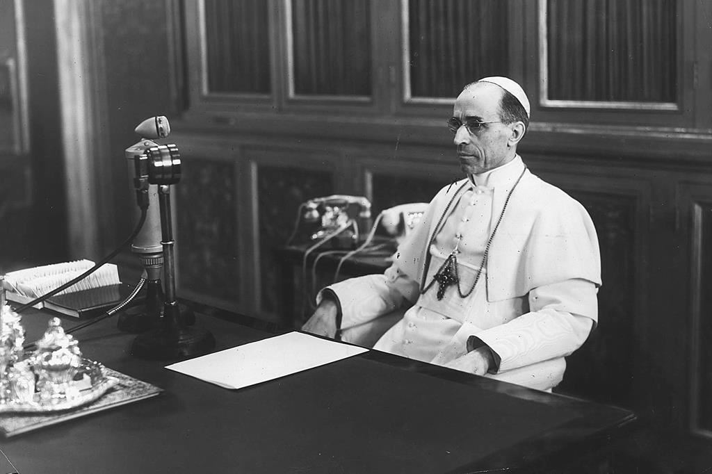 Papa Pio XII davanti al microfono per un radiomessaggio
