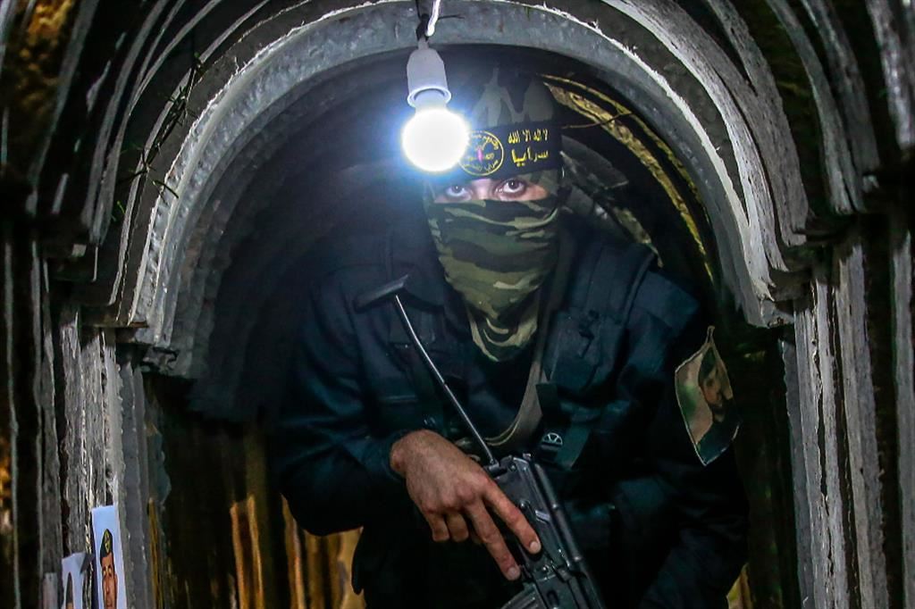 Un miliziano di Hamas all'interno di un tunnel