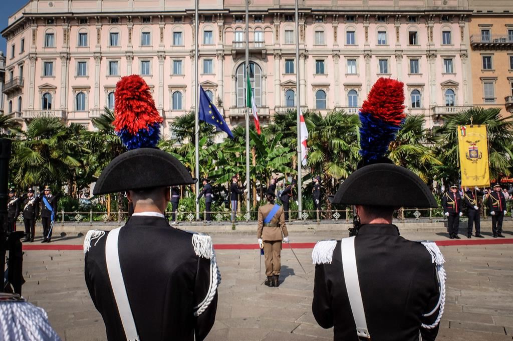 Milano: Festa della Repubblica 2023, la cerimonia dell'Alzabandiera sullo sfondo delle piante esotiche che decorano piazza Duomo
