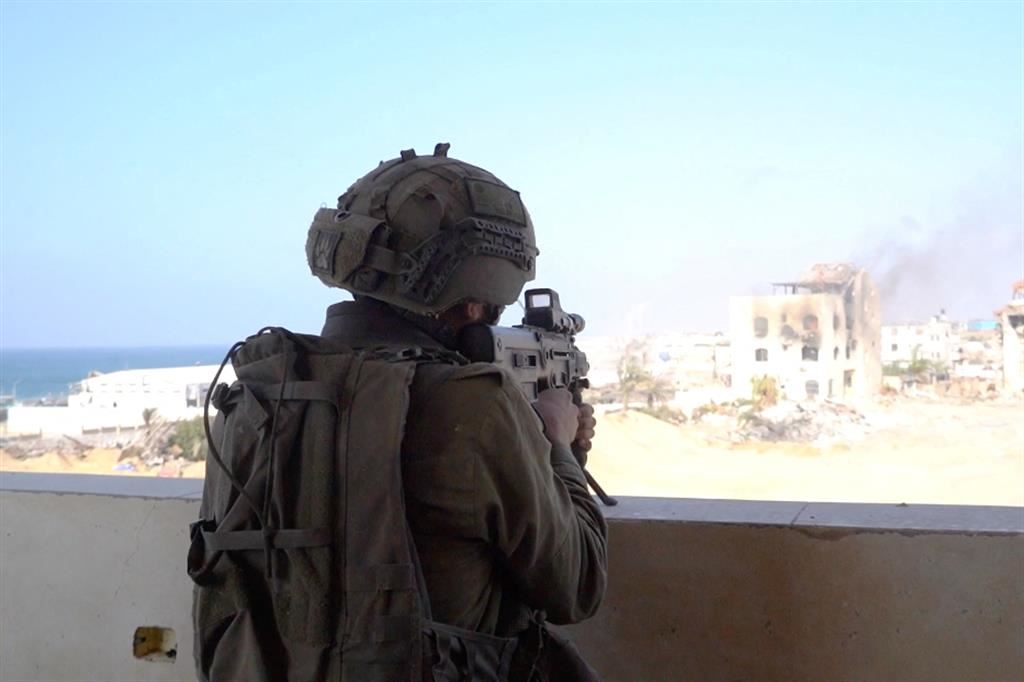 Un soldato israeliano filma per l'esercito le operazioni nella Striscia di Gaza