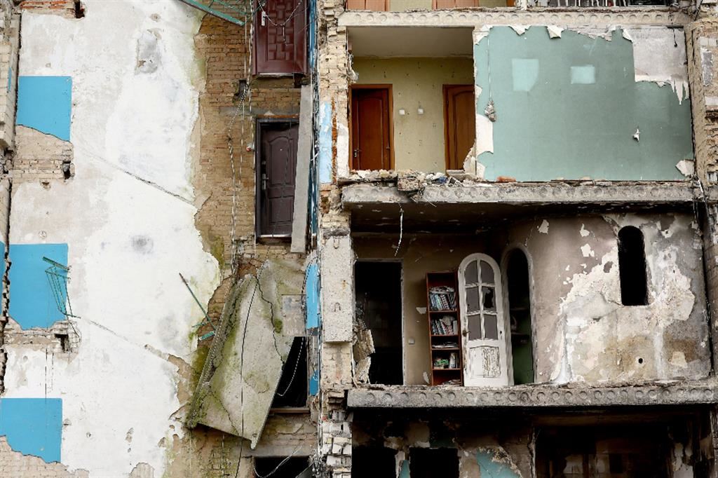 Una casa distrutta a Borodianka, nella regione di Kiev