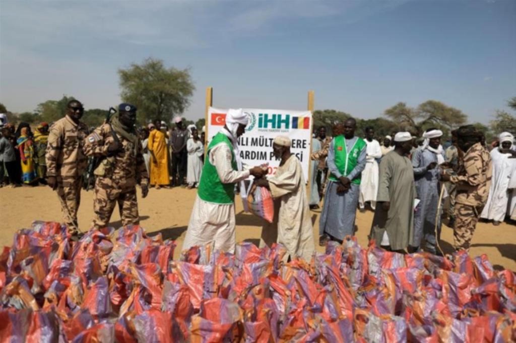 Distribuzione di cibo ai profughi sudanesi fuggiti in Ciad