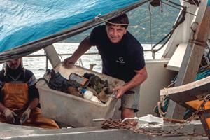 Quei pescatori che gettano le reti sperando di ritirarle piene di plastica 
