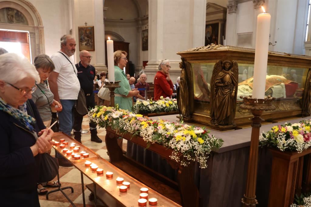 L'urna con il corpo di san Pio X nel Duomo di Treviso, prima tappa del pellegrinaggio