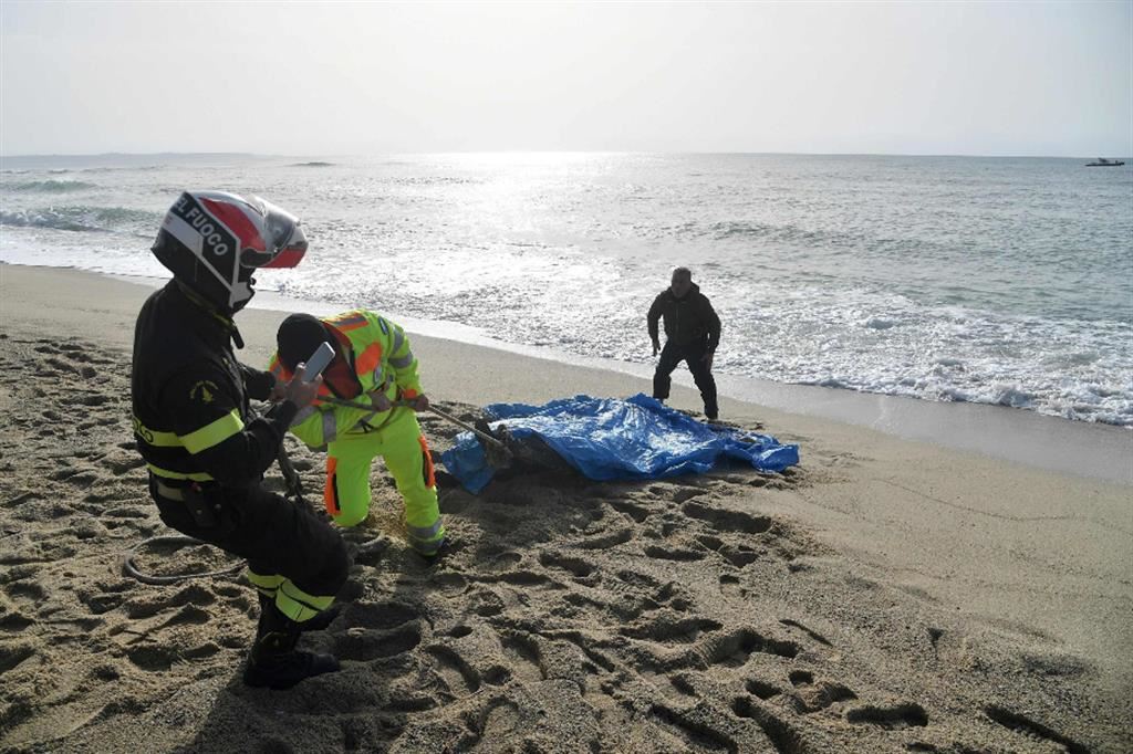 La tragedia di Cutro. Il recupero sulla spiaggia calabrese della vittima numero 64 del naufragio
