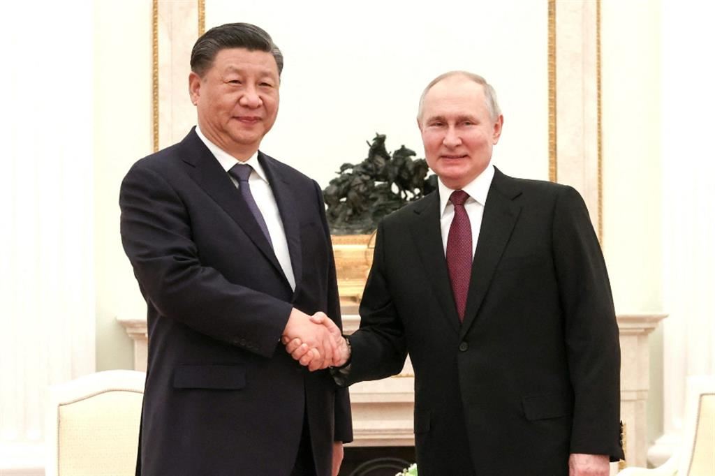 La stretta di mano Putin-Xi oggi a Mosca