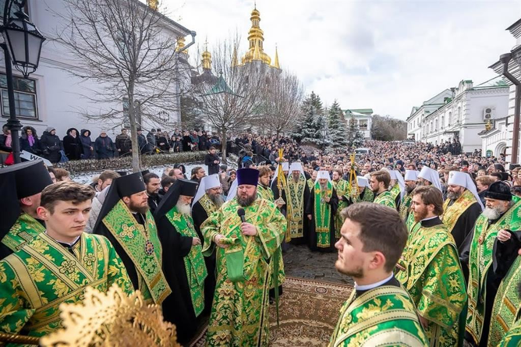 La folla alla celebrazione di domenica scorsa della Chiesa ortodossa legata al patriarcato di Mosca nel Monastero delle grotte di Kiev