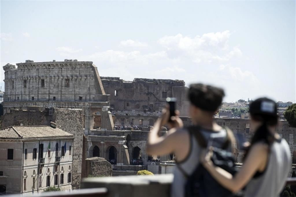 Turisti fotografano il Colosseo