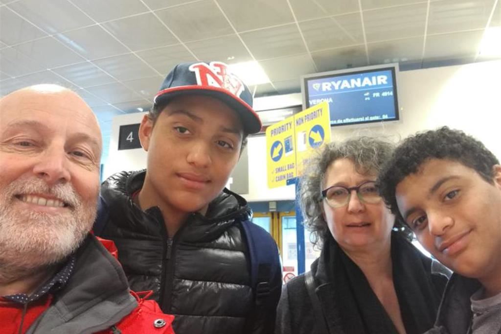 Ermanno e Carolina con i gemelli Ahmed e Wegih arrivati in Italia quando avevano 11 anni