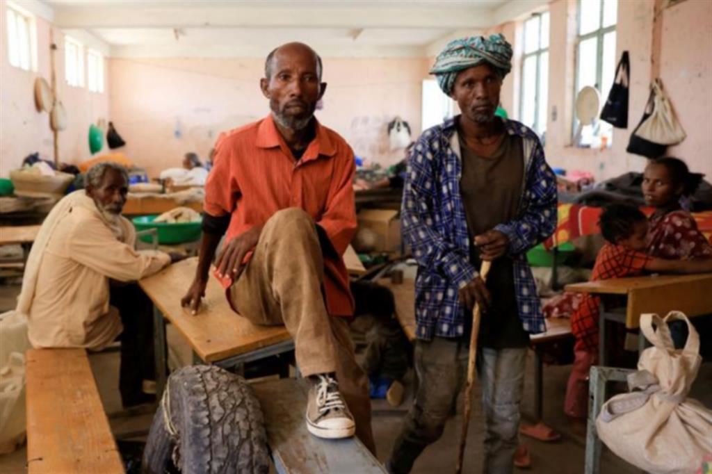 Alcuni sfollati Amhara ospitati in un centro di raccolta ad Abi Adi, nel Tigrai