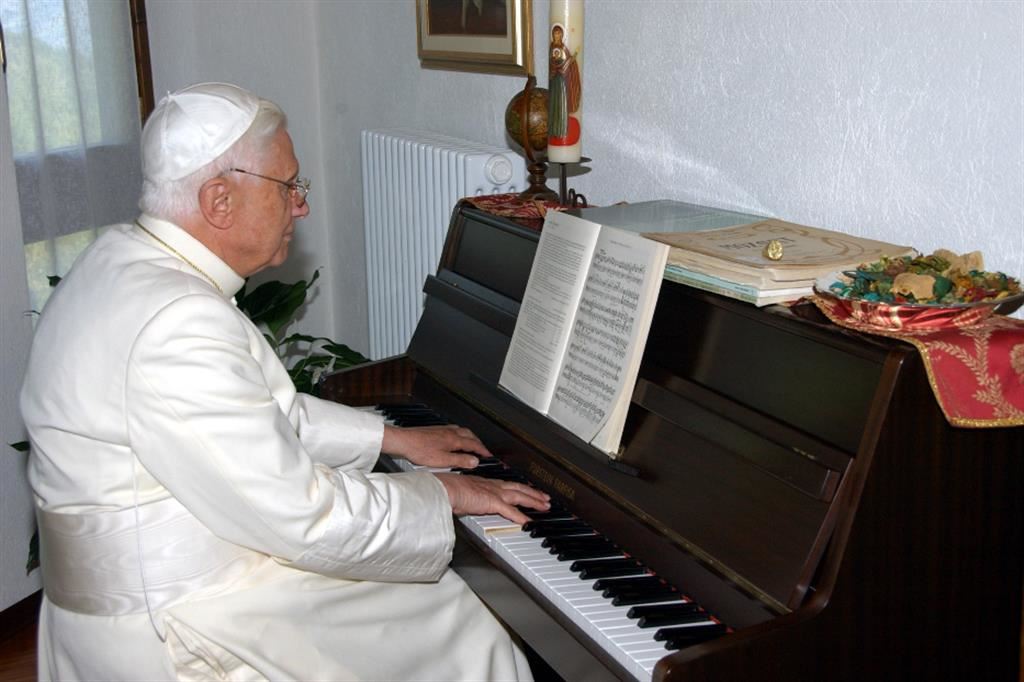 Benedetto XVI seduto al pianoforte a Les Combes, in Val d’Aosta, durante la sua prima vacanza estiva da Pontefice nel 2005