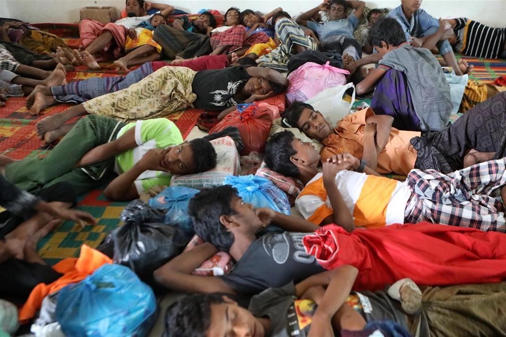 Un gruppo di profughi Rohingya in un campo allestito ad Aceh in Indonesia