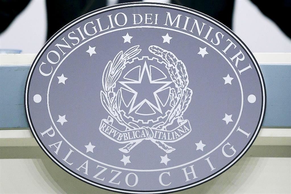 Il logo della presidenza del Consiglio dei ministri, nella sala stampa di Palazzo Chigi