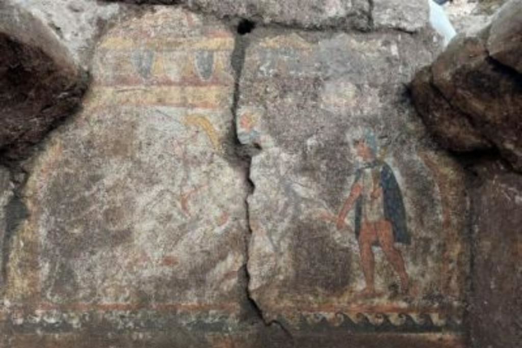 Il guerriero e il servitore raffigurati sulla parete di fondo della tomba
