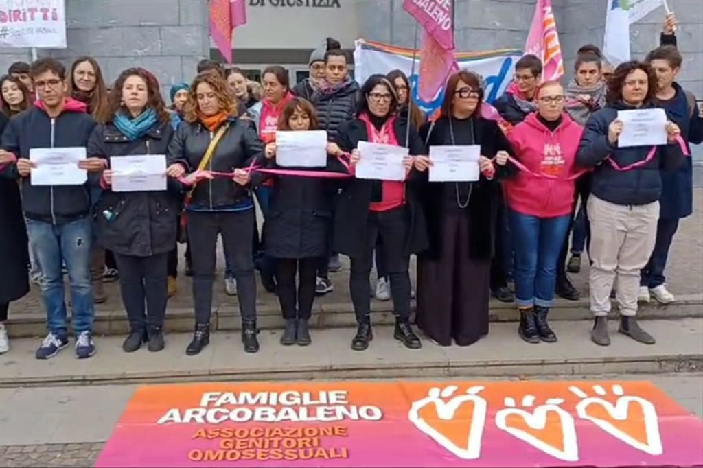 Le "mamme arcobaleno" manifestano davanti al Tribunale di Padova