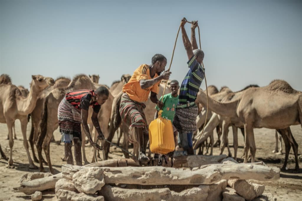 Un pozzo in Somalia. Il livello dell'acqua è sempre più basso