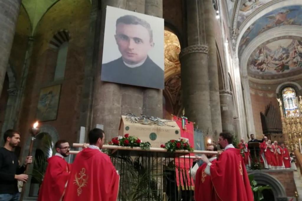 L’immagine del nuovo beato don Beotti e l’urna, durante il rito di beatificazione celebrato a Piacenza
