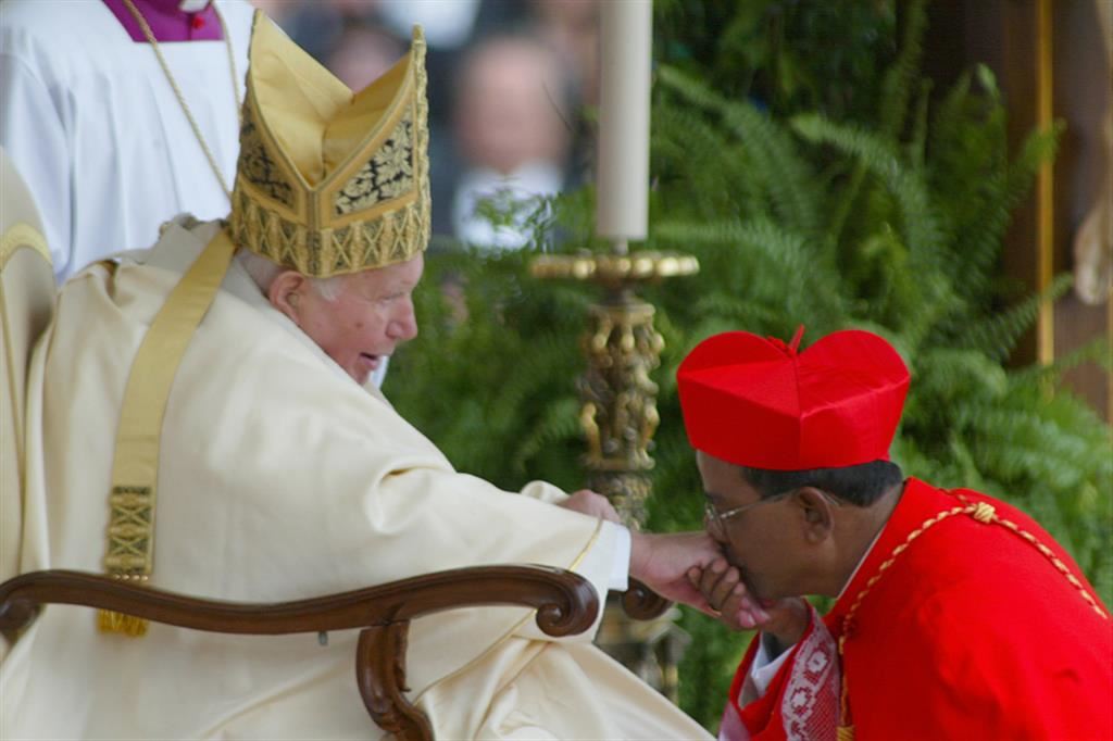 Ottobre 2003 papa Giovanni Paolo II consegna la berretta cardinalizia a Placid Telesphore Toppo