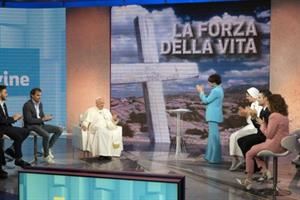 Il Papa in sede Rai: «Con la pace si guadagna. Attenti alle apparizioni mariane»