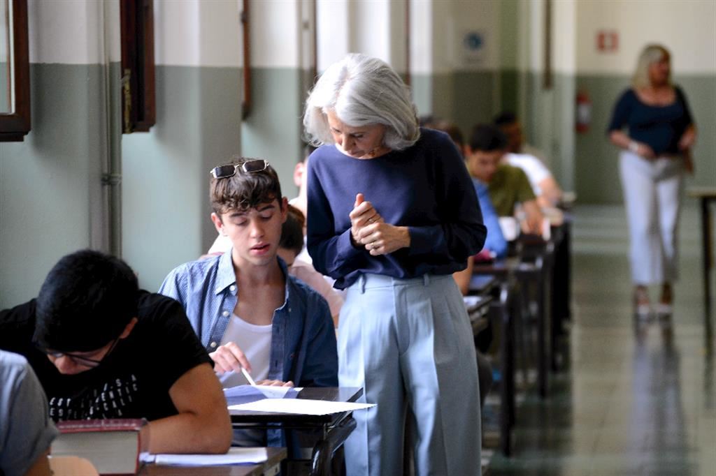 Uno studente impegnato nella Maturità: ora “peserà” anche il voto in condotta