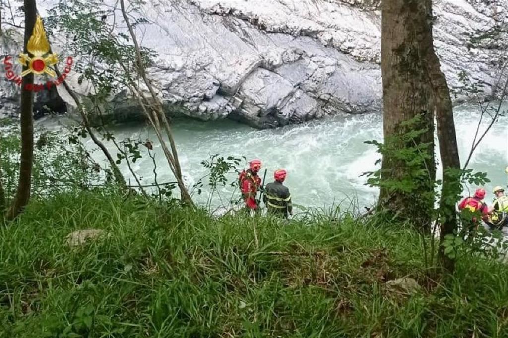 Vigili del Fuoco sul luogo dove è stata trovata morta Denise Galatà, la studentessa che risultava dispersa da ieri dopo essere caduta in acqua mentre faceva rafting sul fiume Lao, a Laino Borgo, in Calabria