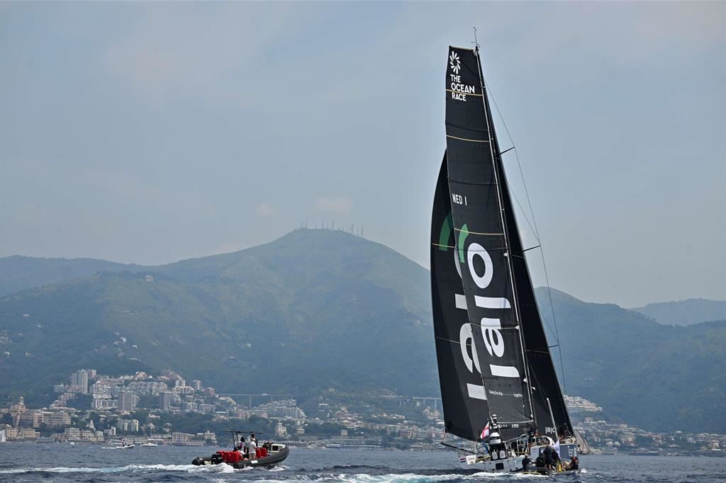 Il primo team a tagliare il traguardo della Ocean race a Genova