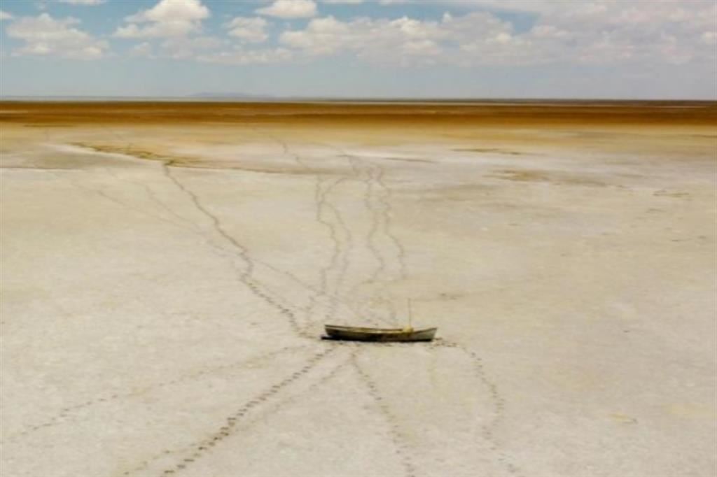 C’è un deserto al posto del lago salato di Poopo, vicino al villaggio di Punaca Tinta Maria, sull’altipiano boliviano
