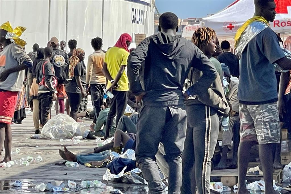Migranti accampati sul molo Favarolo di Lampedusa