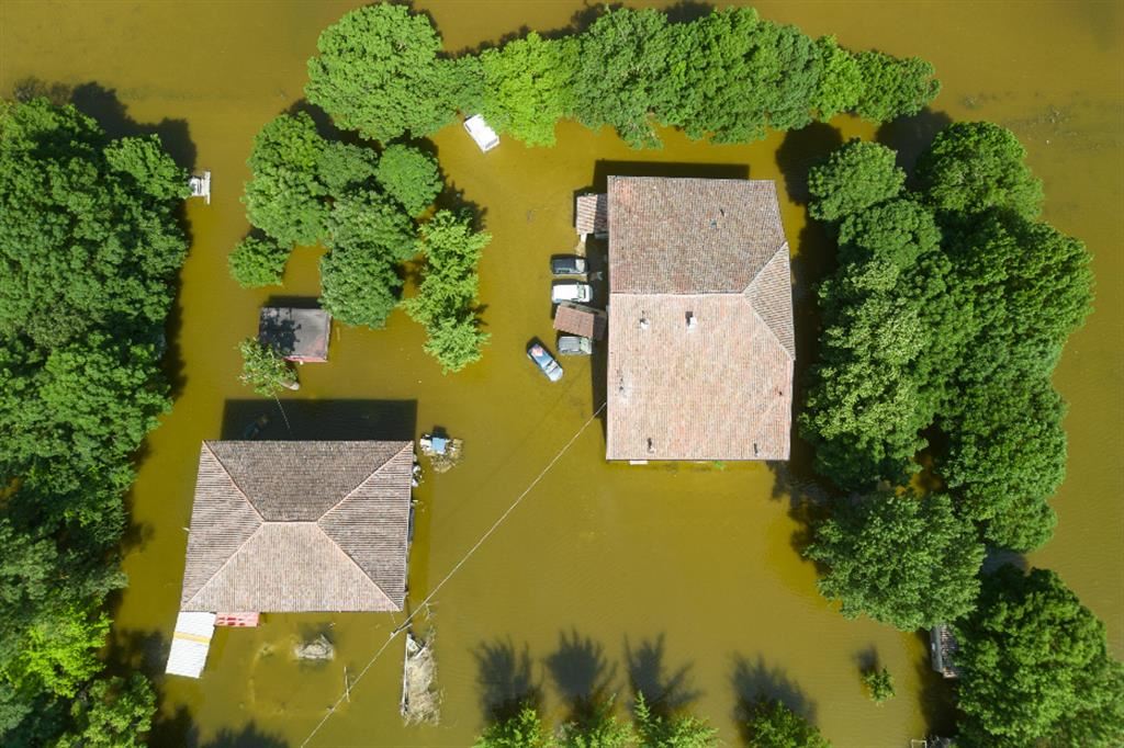 Una veduta aerea di Selva Malvezzi (Bologna) nei pressi del Ponte della Motta crollato a causa dell'alluvione. L'acqua in questa frazione ristagna da una settimana