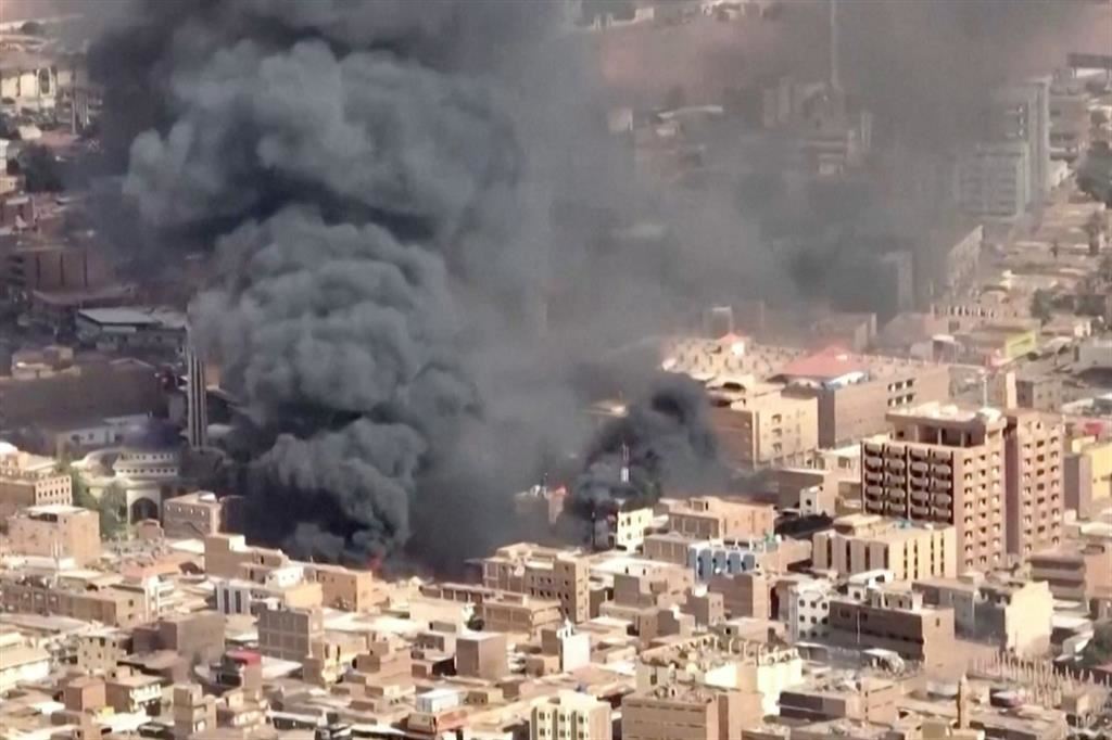 Il fumo delle bombe esplose sul centro di Khartum in Sudan