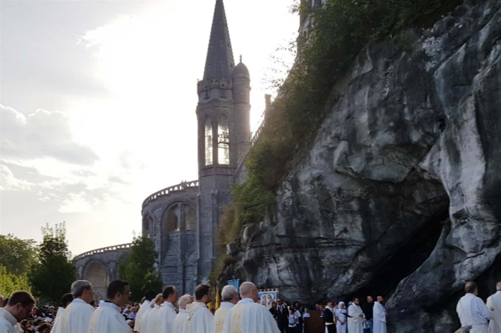 La grotta di Massabielle presso il santuario di Lourdes
