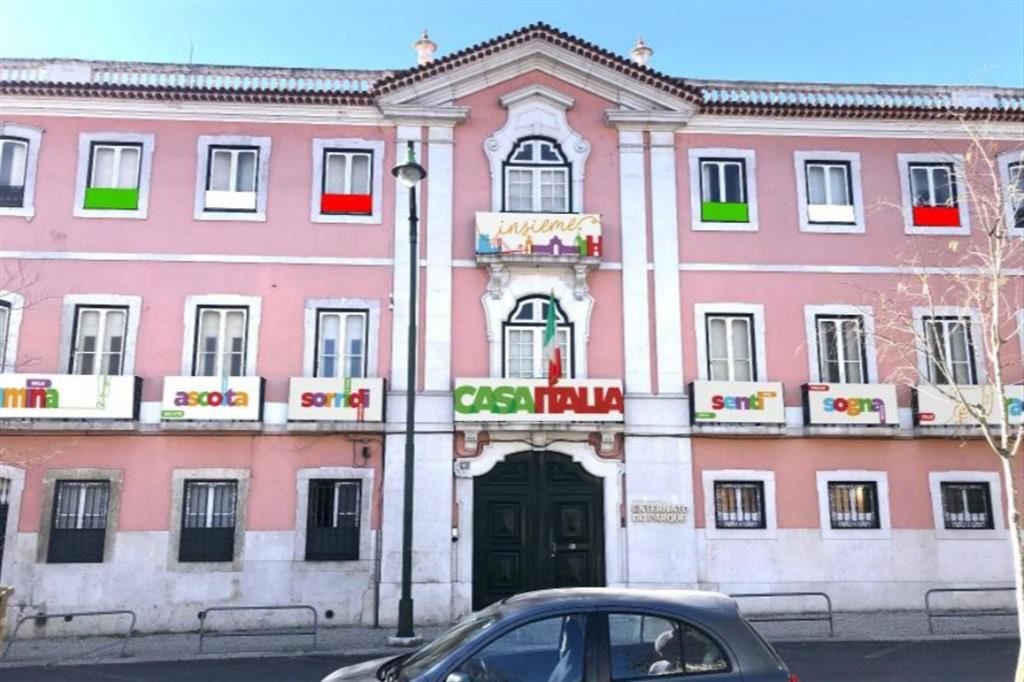 Una ricostruzione digitale della facciata di Casa Italia a Lisbona con l'allestimento preparata dall'Accademia della Grafica di Bergamo