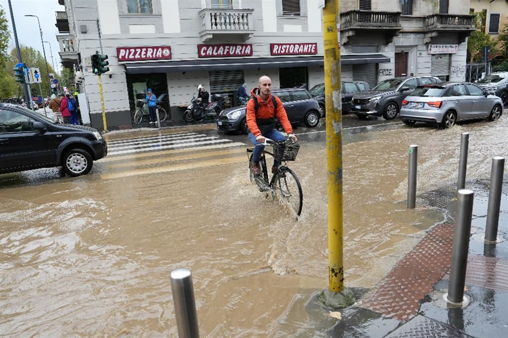 Milano, esonda il Seveso: strade e sottopassi allagati