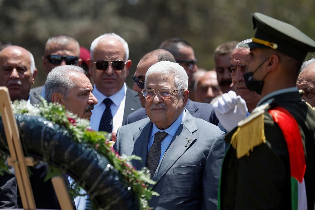 Il presidente dell'Anp Abu Mazen durante una visita a Jenin (roccaforte del terrorismo palestinese in Cisgiordania) a luglio