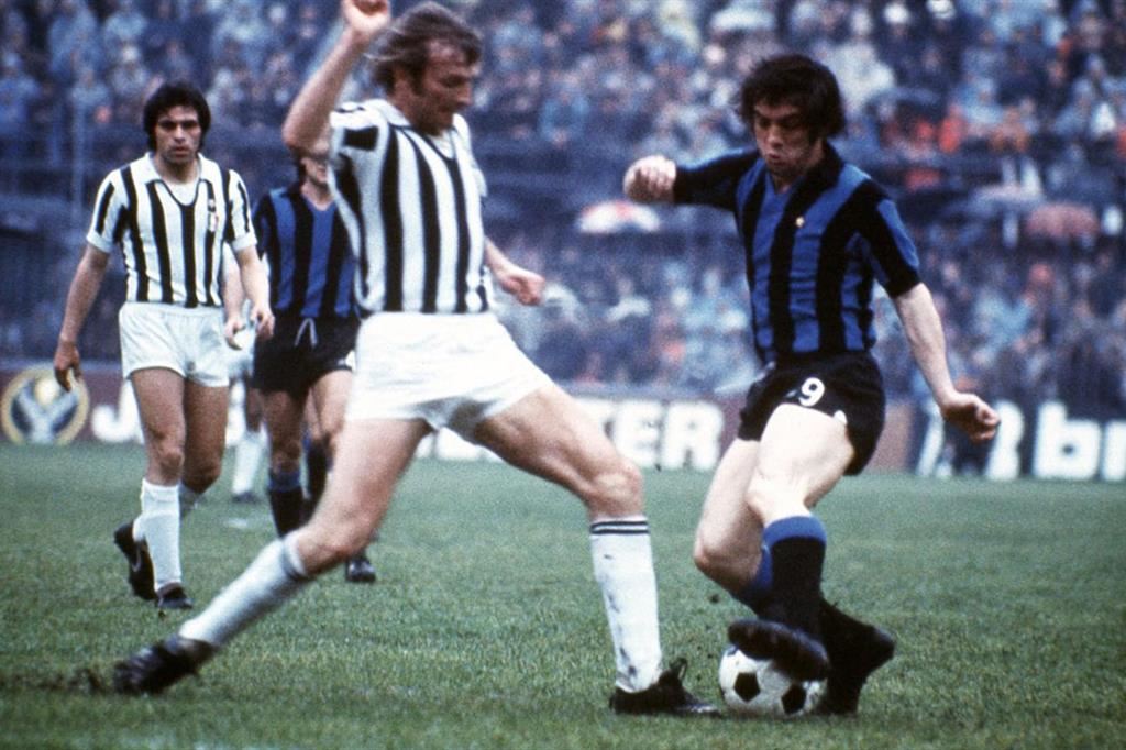 Roberto Boninsegna con la maglia dell'Inter in un "duello" con lo juventino Morini