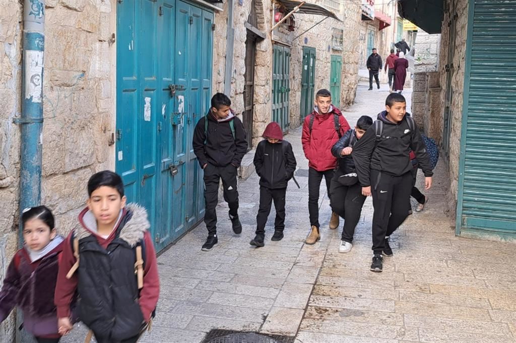 Un gruppo di ragazzi palestinesi cammina verso la scuola, lungo la Paul VI Street nel cuore di Betlemme