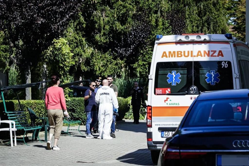 Un'ambulanza vicino all'Istituto di cura e riabilitazione Divina provvidenza di Alessandria