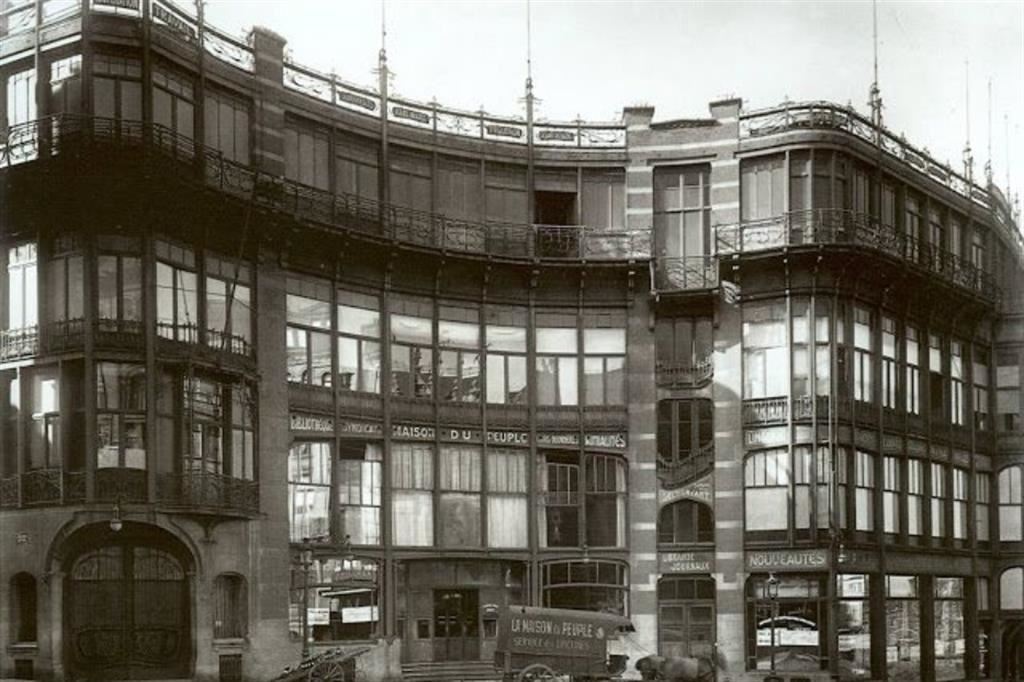 Una foto d’epoca di un fronte della Maison du Peuple costruita da Victor Horta a Bruxelles nel 1899