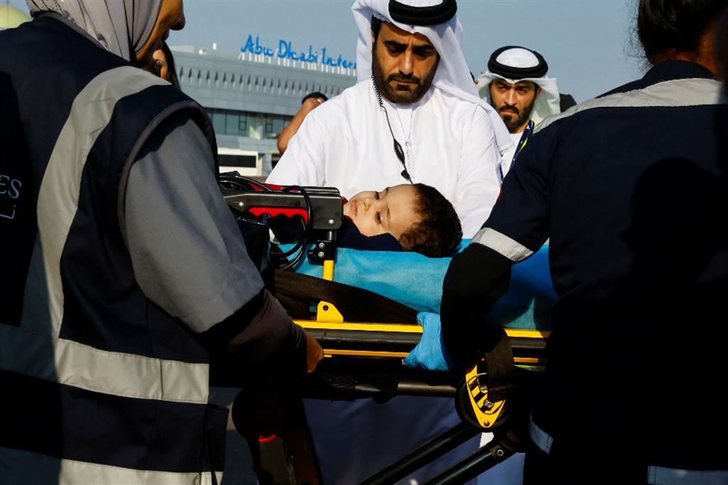 L'arrivo di uno dei 15 bambini all'aeroporto di Abu Dhabi