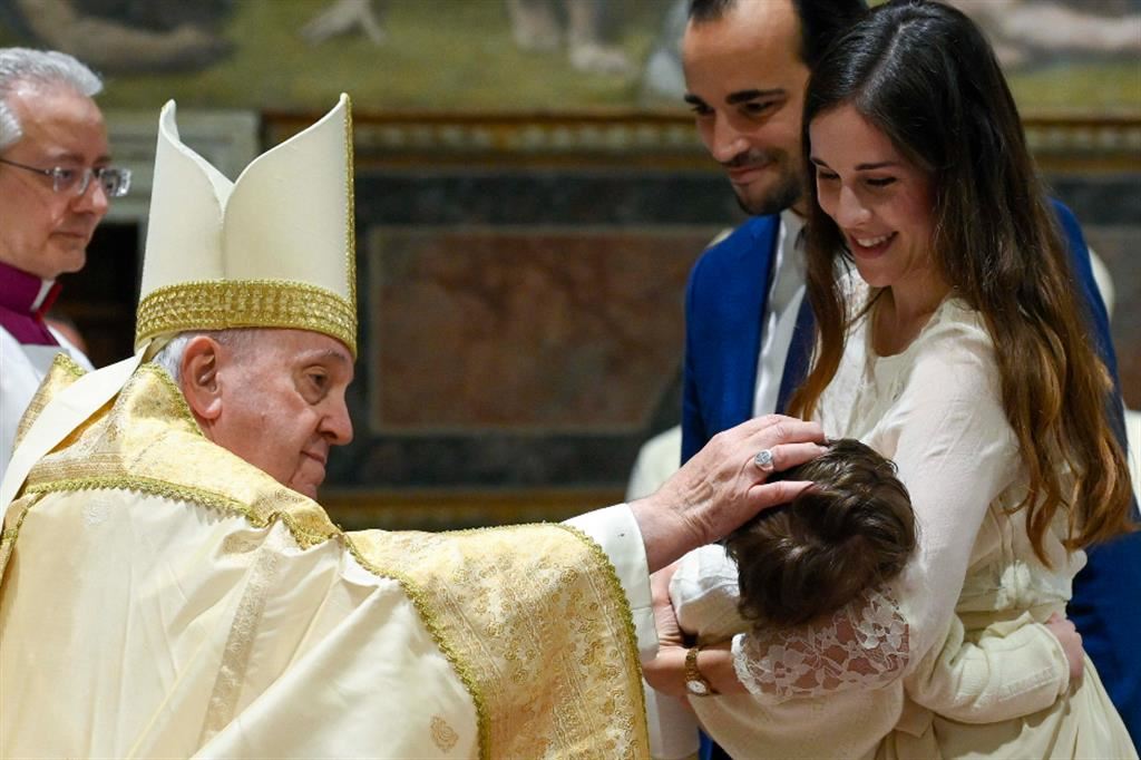 Il Papa battezza 13 bambini: "È come un compleanno. Insegnate loro a pregare" Nella Festa del Battesimo del Signore, i figli di dipendenti vaticani ricevono il Sacramento dalle mani del Pontefice nella Cappella Sistina