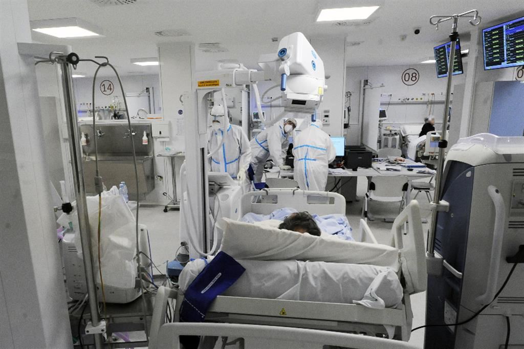 Terapia intensiva al Covid Hospital Fiera del Levante, Bari