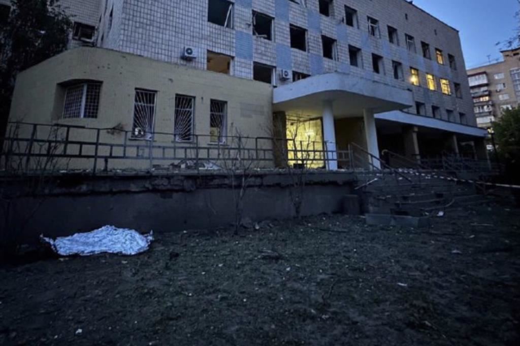 Gli effetti di uno dei bombardamenti su Kiev