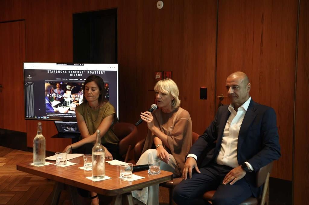Louise Mills (al centro), Director & General Manager Starbucks Roastery Milano; Vincenzo Catrambone, General Manager di Starbucks Italia e Valentina Pagano (a sinistra), Marketing Manager Starbucks Roastery Milano